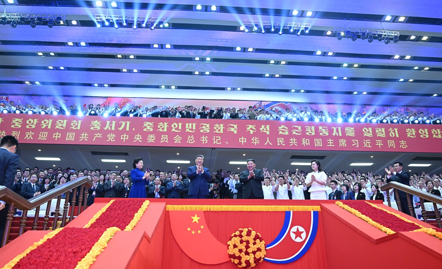 习近平和彭丽媛观看朝鲜专场文艺演出(图1)