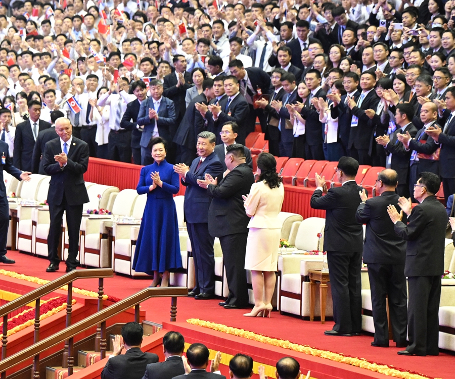 习近平和彭丽媛观看朝鲜专场文艺演出(图3)