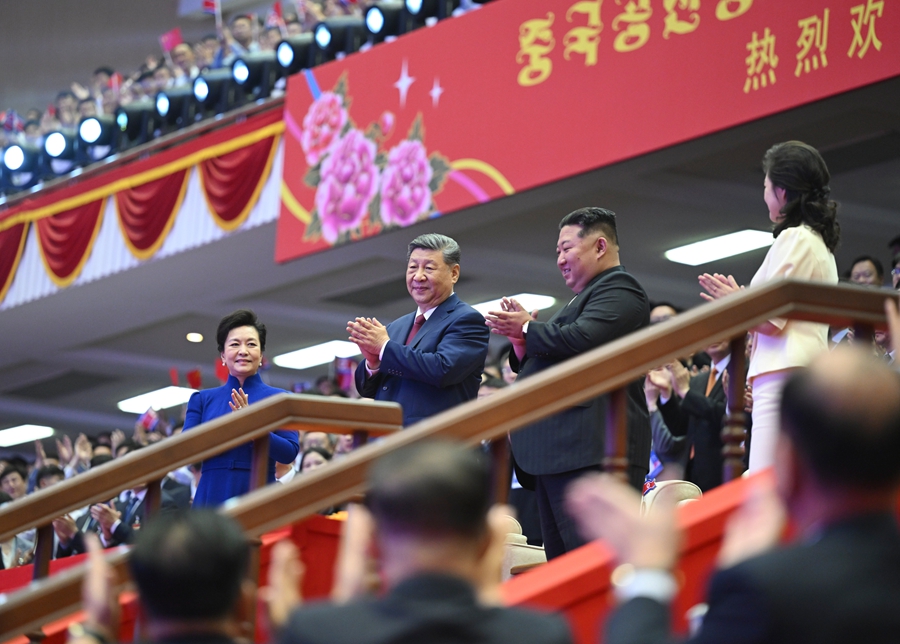 习近平和彭丽媛观看朝鲜专场文艺演出(图2)