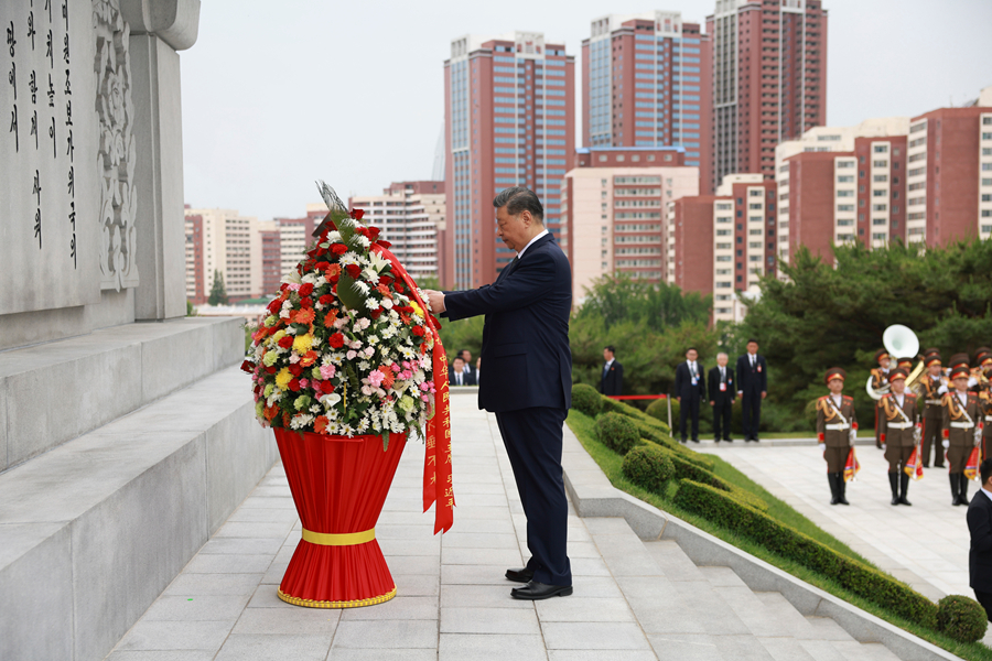 习近平和彭丽媛参谒中朝友谊塔(图2)