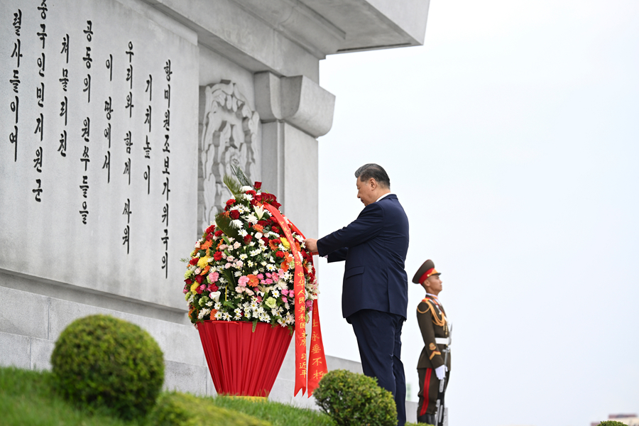 习近平和彭丽媛参谒中朝友谊塔(图3)