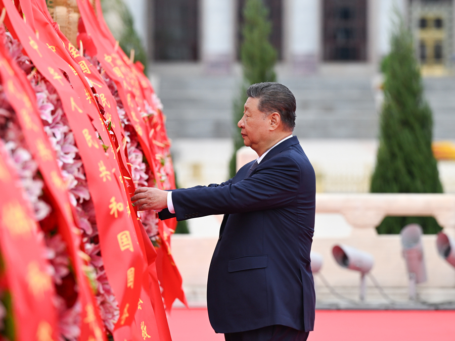 烈士纪念日向人民英雄敬献花篮仪式在京隆重举行 习近平等党和国家领导人出席(图1)