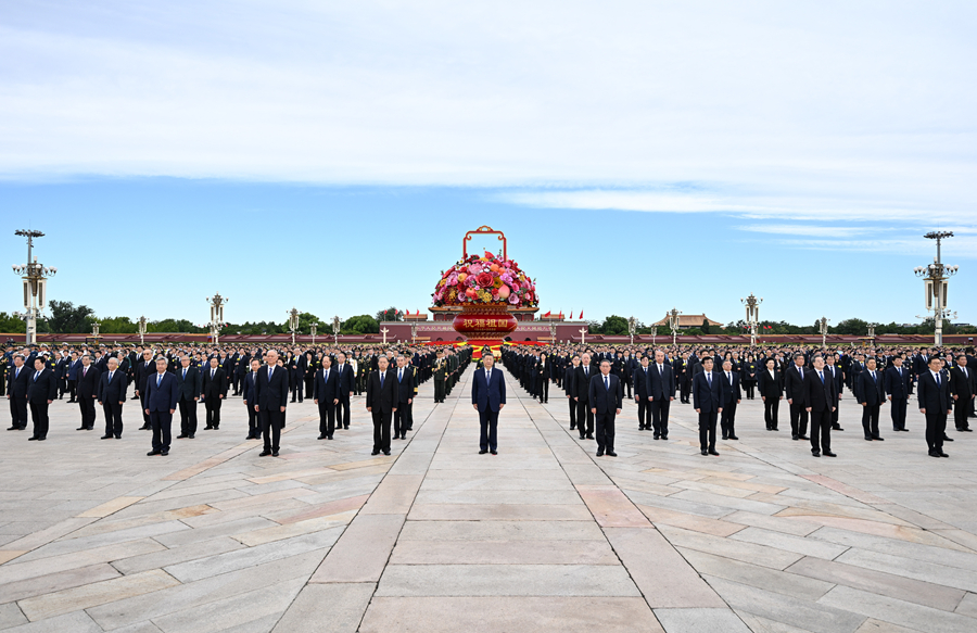 烈士纪念日向人民英雄敬献花篮仪式在京隆重举行 习近平等党和国家领导人出席(图3)