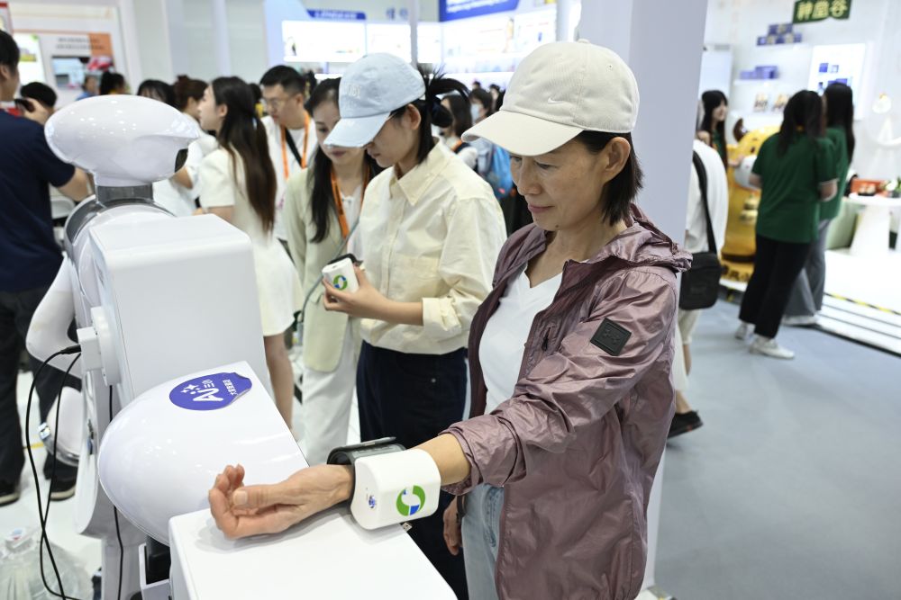 习近平总书记引领健康中国建设(图11)