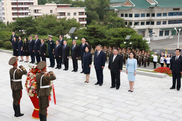习近平和彭丽媛参谒中朝友谊塔