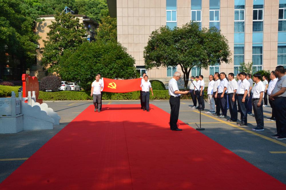 省社科院开展庆祝建党100周年“重温入党誓词”集体宣誓暨“光荣在党50年”纪念章颁发仪式(图2)