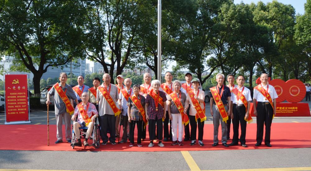 省社科院开展庆祝建党100周年“重温入党誓词”集体宣誓暨“光荣在党50年”纪念章颁发仪式(图6)