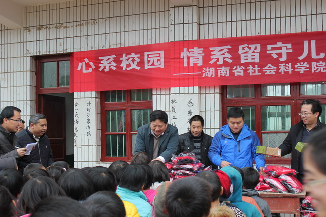 刘云波率院团委一行在武冈市长托塘小学开展青年志愿者活动(图2)
