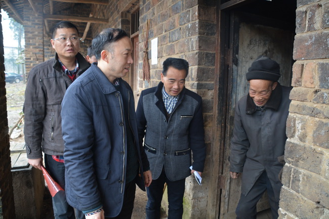 我院深入驻点帮扶村开展扶贫送温暖慰问活动(图3)